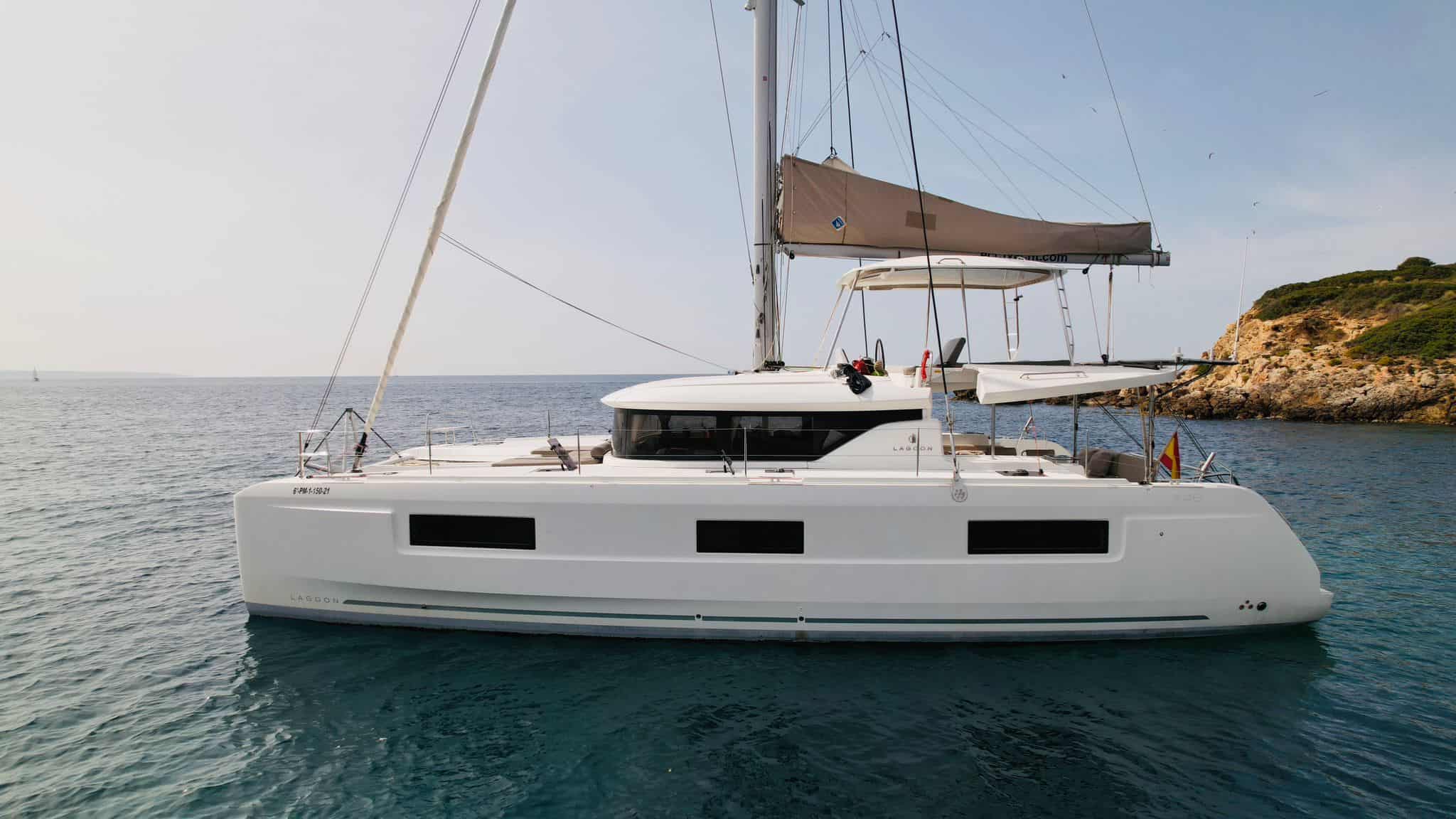 Catamaran de lujo de ECC Yacht Charter fondeado en una bonita cala de Mallorca