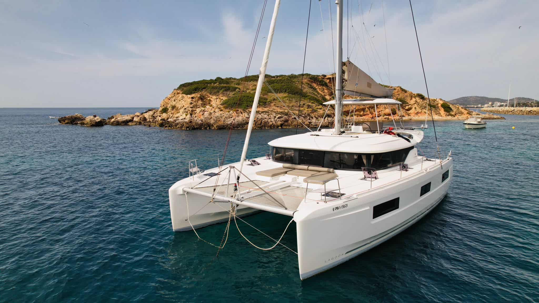 El "Lagoon 46" de Ecc Yacht Charter fondeado en una bonita cala de Mallorca