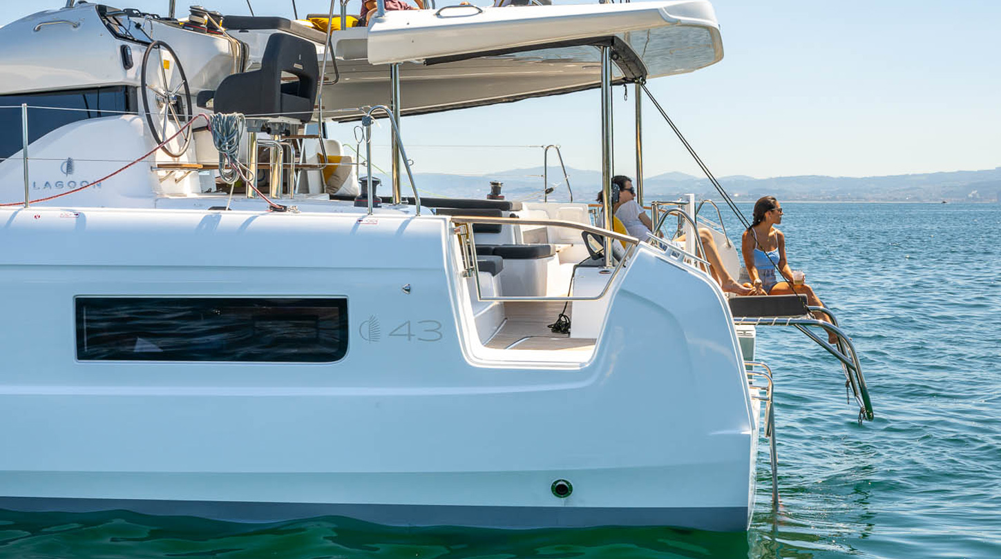 Excursión privada en catamarán Lagoon 43 fondeado en la costa de Tenerife con ECC Yacht